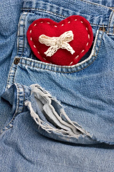 Сердце на джинсах — стоковое фото