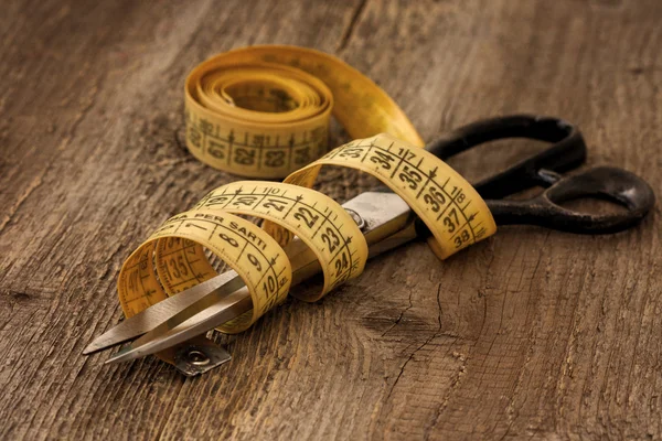 Scissors and measuring tape — Stock Photo, Image