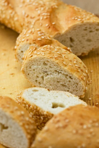 Trozos de baguette con semillas de sésamo — Foto de Stock