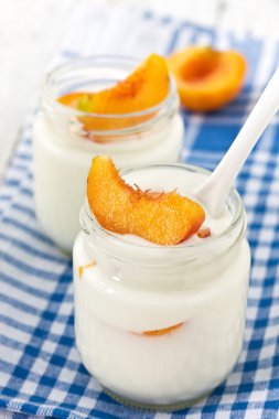 Şeftalilerin yoğurt