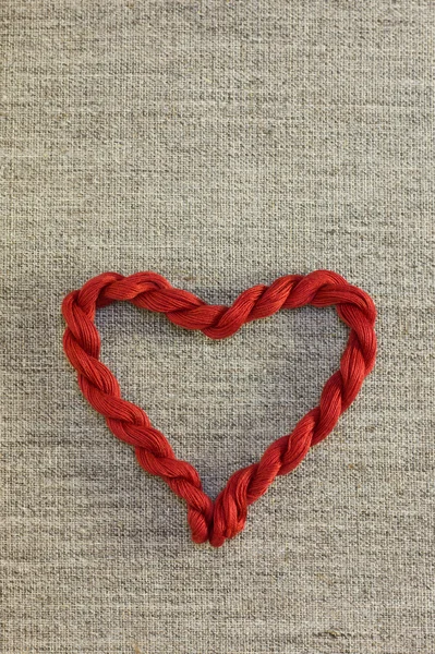 Corazón rojo con hilos — Foto de Stock