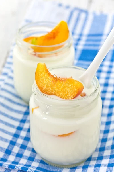 Iogurte com pêssegos — Fotografia de Stock