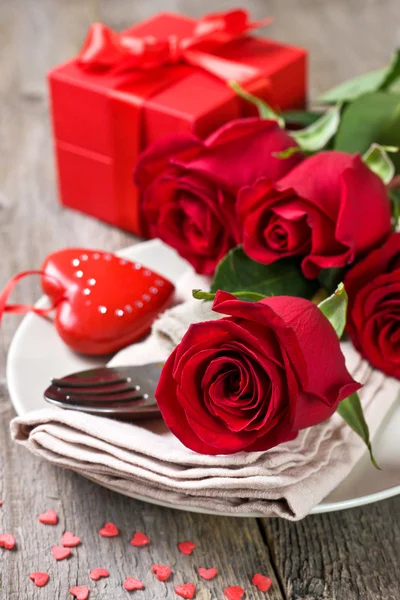 Rosas rojas, caja de regalo — Foto de Stock