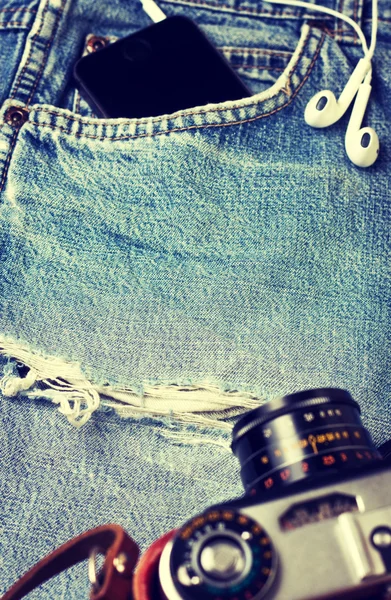 Denim achtergrond met smartphone, camera — Stockfoto