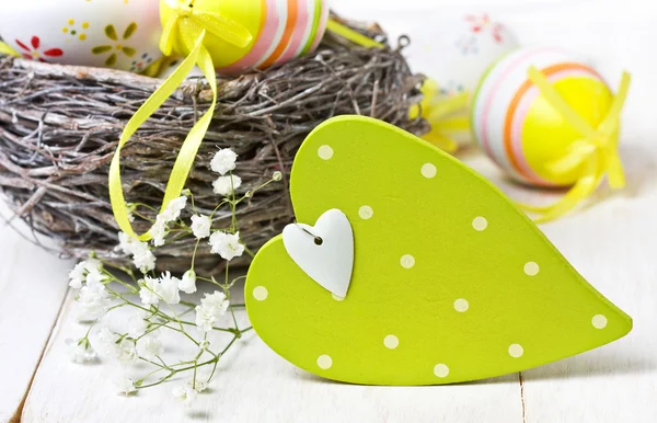 Decoración de Pascua con corazón de madera — Foto de Stock