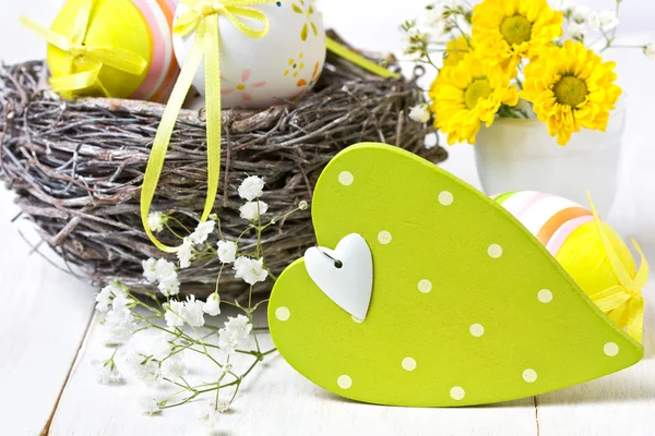 Decoración de Pascua con corazón de madera — Foto de Stock