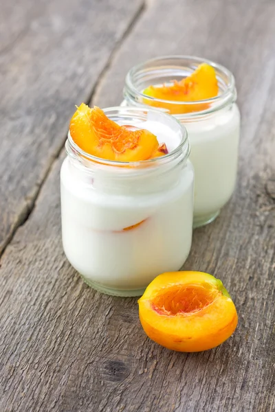 Jogurt z brzoskwinią — Zdjęcie stockowe