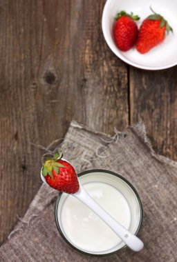 çilek ve yoğurt