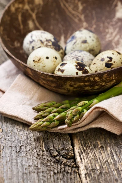 Espárragos, huevos de codorniz — Foto de Stock