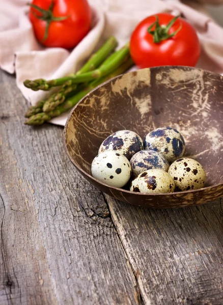 Huevos de codorniz, verduras —  Fotos de Stock