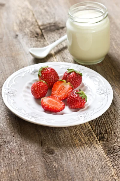 草莓和酸奶 — 图库照片