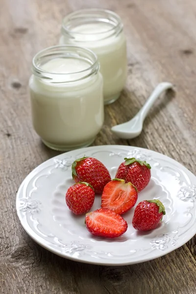 Strawberries and yogurt — Stock Photo, Image