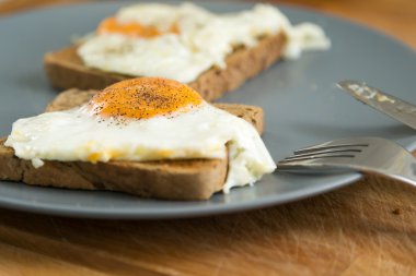 spiegelei auf tost