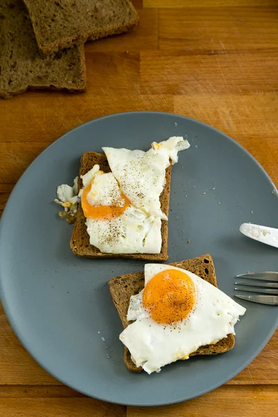 Spiegelei auf tost — Stok fotoğraf