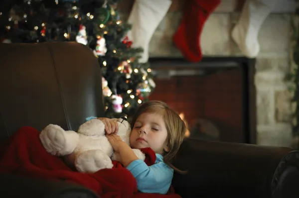 En liten flicka sover i väntan till jul — Stockfoto