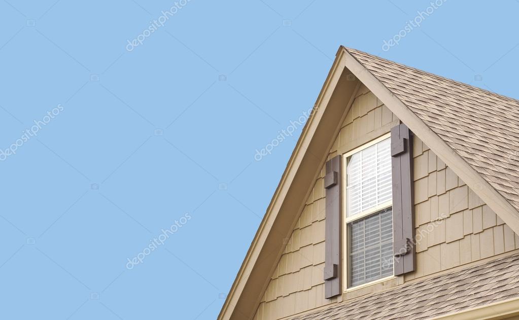 Dachgiebel mit blauem Himmel - Stockfotografie: lizenzfreie Fotos
