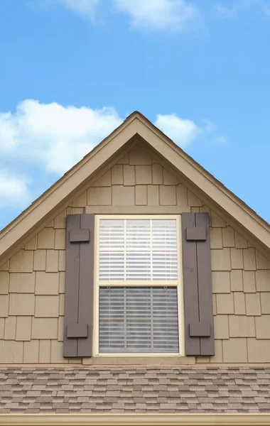 Um telhado gable acima da garagem da casa — Fotografia de Stock