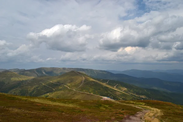 Molnet berg sky — Stockfoto