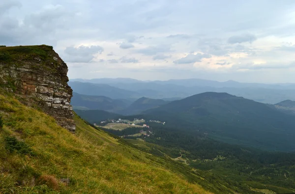 Piedra de roca cubierta de hierba en las montañas —  Fotos de Stock