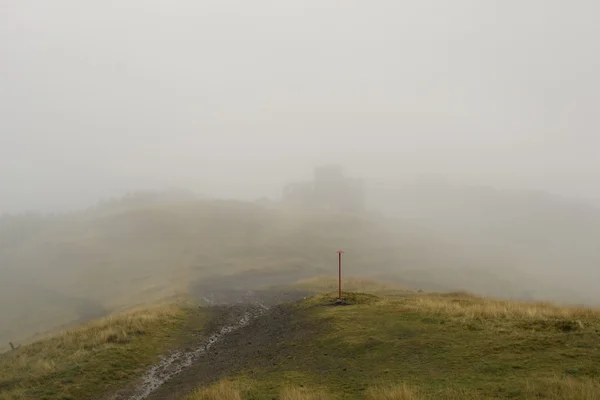 Grube białe mgły w górach — Zdjęcie stockowe