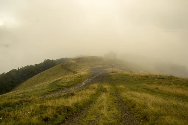 Brume blanche épaisse dans les montagnes — Photo