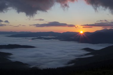 Dağlarda gün doğumu