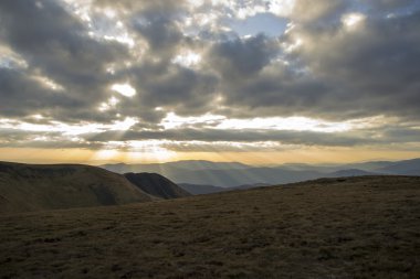 dağlarda Plato üzerinde yağmur bulutları