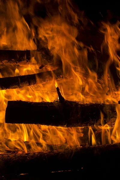 Bois de chauffage brûlé dans un feu de joie gros plan — Photo