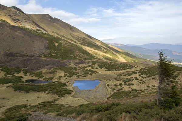 Två sjöar vid foten av berget — Stockfoto