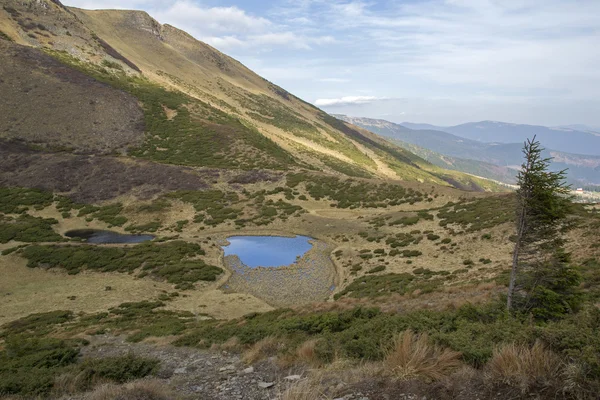 Dvě jezera na úpatí hory — Stock fotografie