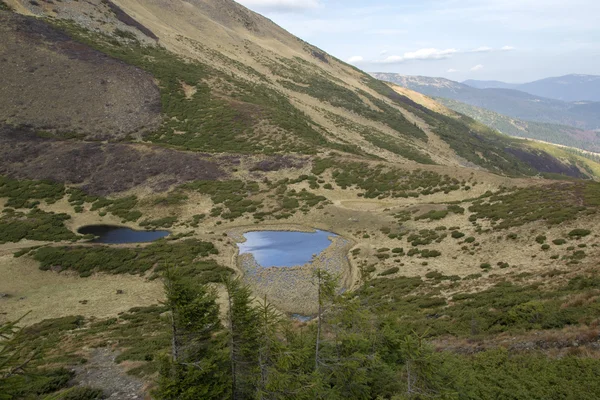 Dos lagos al pie de la montaña —  Fotos de Stock