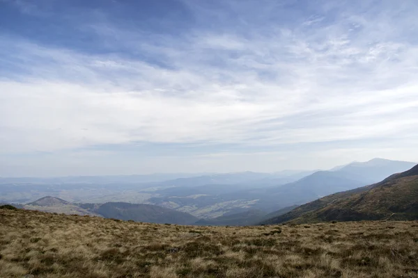 Cloudy sky over a large mountain plateau — Stock Photo, Image