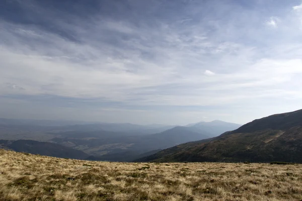 Cloudy sky over a large mountain plateau — Stock Photo, Image