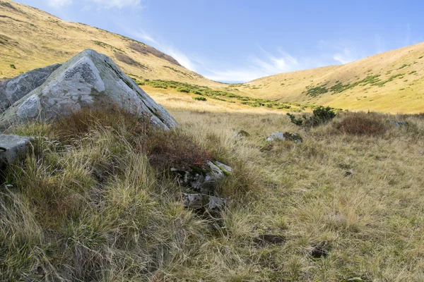 Duży szary kamień w górach pod niebem — Zdjęcie stockowe