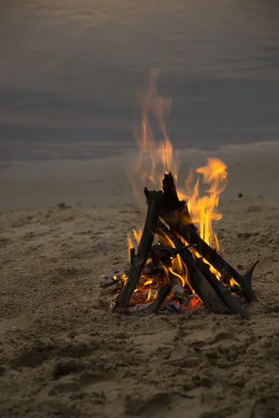 Feu de joie sur la plage de sable — Photo