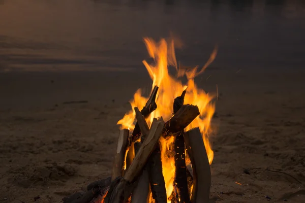 Lagerfeuer am Sandstrand — Stockfoto