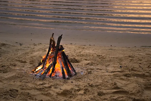在砂质海滩上的篝火 — 图库照片