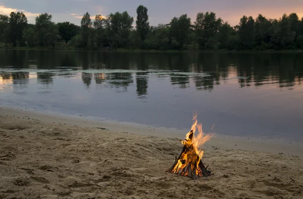 Foc de tabără pe plaja de nisip — Fotografie, imagine de stoc