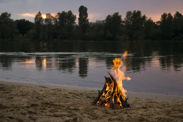 Bonfire บนชายหาดทราย — ภาพถ่ายสต็อก