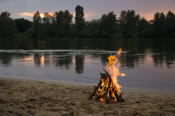 Lagerfeuer am Sandstrand — Stockfoto