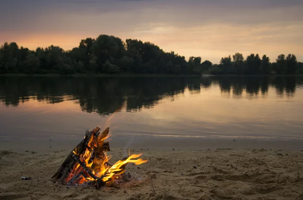 Lagerfeuer am Sandstrand — Stockfoto