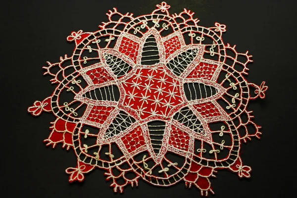 Kırmızı ve beyaz el işlemeli vintage bardak altlığı peçete