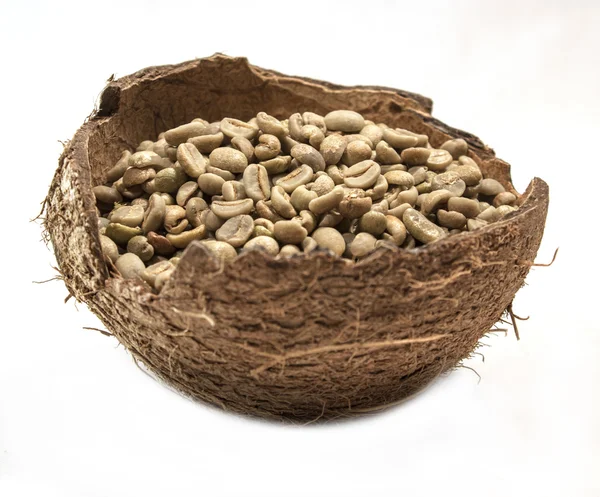 Зелені кавові зерна в кокосовій шкаралупі — стокове фото