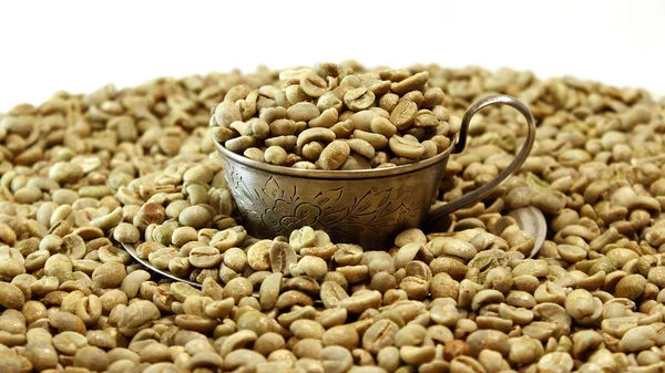 Yeşil kahve çekirdekleri bir vintage Gümüş Kupası