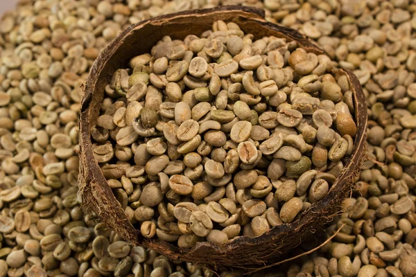 绿色的咖啡豆放进椰子壳 — 图库照片