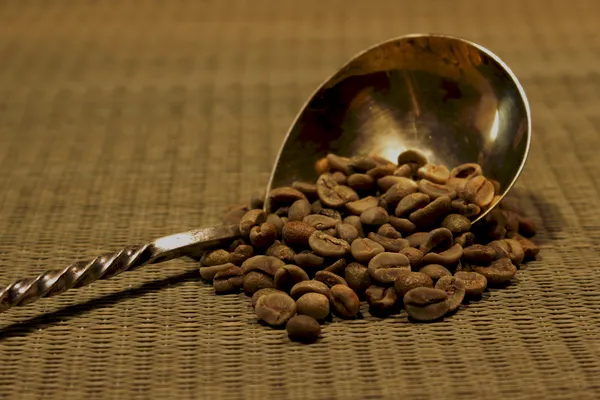 Green coffee beans in a vintage spoon — Stock Photo, Image