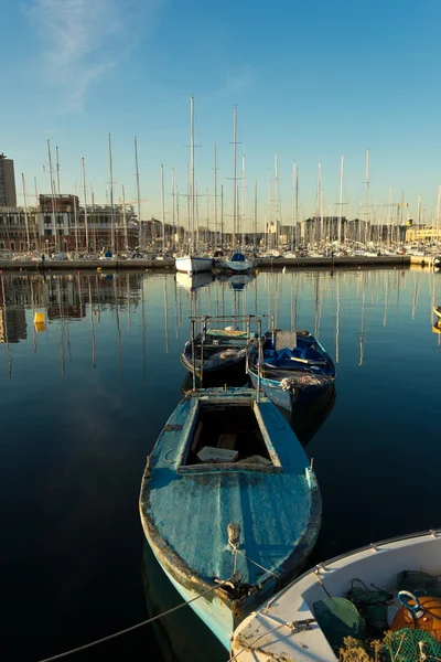 Bateau à rames de pêcheur — Photo