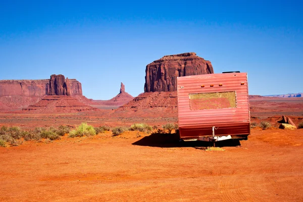 Monument Valley terkedilmiş karavan — Stok fotoğraf
