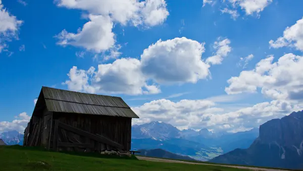 Alpine hut in Alta Badia — Stock Photo, Image