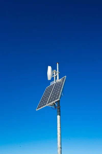 Solceller på toppen av berget — Stockfoto